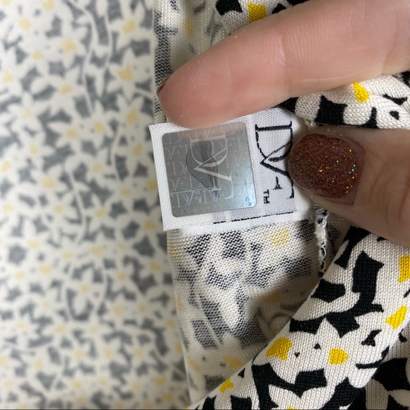 DVF NWOT New Julian Two Wrap Tiny Black Sea Daisies Print Dress - Picture 12 of 15